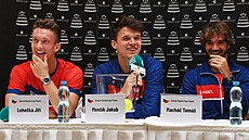 etí tenisté (zleva) Jií Leheka, Jakub Meník a Tomá Machá po losu...