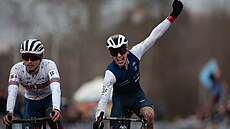 Francouz Aubin Sparfel slaví vítzství ve tafetovém závod MS v cyklokrosu, ve...