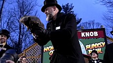 Jaro je za dve�mi, p�edpov�d�l americký svi�� Phil p�i rituálu