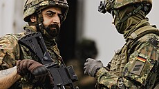 Cviení. Vojáci bundeswehru bhem manévr nedaleko Berlína. Armáda potebuje...