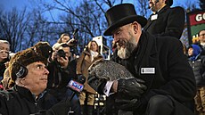 Svi�� Phil z pensylvánského m�ste�ka Punxsutawney  po opu�t�ní nory nespat�il...
