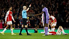 Liverpoolský obránce Ibrahima Konaté dostává od rozhod�ího Anthonyho Taylora...