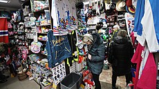 V papírnictví pod nemocnicí mají kolem p�ti set druh� zbo�í pro fanou�ky.