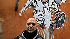 Streetartový umlec Maupal se proslavil sérií graffiti se superpapeem.