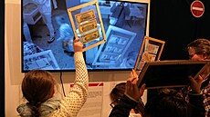 Výstava Divy fyziky. Skute�n� v�echny exponáty si tu ka�dý m��e vyzkou�et.