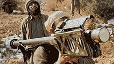 Afghánský mud�ahedín operuje s protiletadlovým za�ízením FIM-92 Stinger. Na...