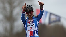 Kristýna Zemanová dojídí do cíle cyklokrosového mistrovství svta v Táboe v...
