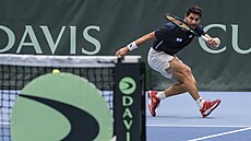 Izraelský tenista Jiaj Oliel bhem daviscupové kvalifikace proti esku
