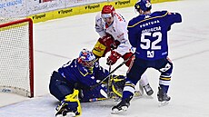 eskobudjovický branká Jan Strme zasahuje v utkání proti Hradci Králové.