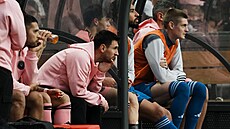 Útoník Lionel Messi na lavice fotbalist Miami bhem pípravného utkání proti...