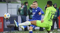 Obránce Pavel Kade�ábek z Hoffenheimu (vlevo) a Rogerio da Silva z Wolfsburgu