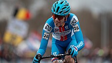Maximilán Kerl na trati cyklokrosového mistrovství svta v Táboe v závod do...