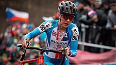 Kristýna Zemanová na trati cyklokrosového mistrovství svta v Táboe