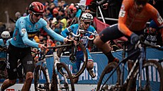 Michael Boro (uprosted) na trati cyklokrosového mistrovství svta v Táboe