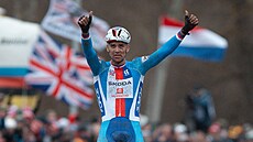 Zden�k �tybar dojí�dí do cíle cyklokrosového mistrovství sv�ta v Tábo�e.