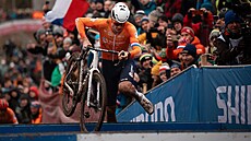 Mathieu van der Poel na trati cyklokrosového mistrovství svta v Táboe