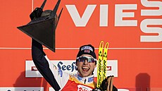 Norský sdruená Jarl Magnus Riiber s trofejí pro vítze Seefeld Triple.
