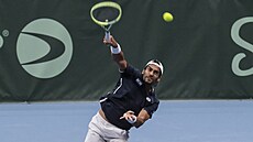 Izraelský tenista Daniel Cukierman podává v daviscupové kvalifikaci proti esku.