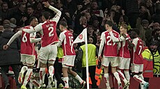 Fotbalisté Arsenalu se radují z gólu Gabriela Martinelliho.
