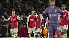 Fotbalisté Arsenalu se radují z gólu Gabriela Martinelliho (vlevo) v utkání...