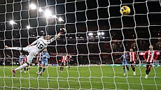Branká� Wesley Foderingham z Sheffieldu inkasuje gól od Youriho Tielemanse z...
