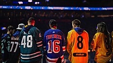 Hokejisté Tomá� Hertl (48), Vincent Trocheck a Cale Makar b�hem výb�ru v Utkání...