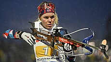 Karolina Offigstad Knottenová se p�ipravuje na st�elbu b�hem smí�ené �tafety.