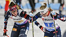 JE� INGRID! Karolina Offigstad Knottenová p�edává své kolegyni Tandrevoldové...