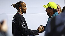 Lewis Hamilton a Fernando Alonso se zdraví na Velké cen Las Vegas.