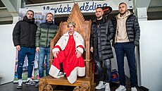 Petr�elovi p�i�li ke královskému titulu pogratulovat i jeho spoluhrá�i: zleva...