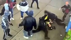 Migranti na Manhattanu v New Yorku zaútoili na policisty. (27. ledna 2023)