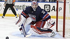 Branká� New York Rangers Jonathan Quick sleduje puk b�hem zápasu proti Tamp�...