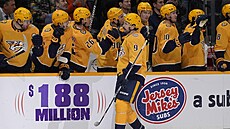 Útoník Nashvillu Filip Forsberg slaví se spoluhrái gól v zápase proti Los...