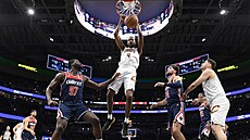 Evan Mobley (uprost�ed) z Clevelandu zakon�uje v utkání proti Washingtonu.