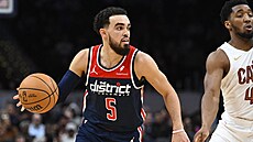Tyus Jones z Washingtonu postupuje s balonem b�hem utkání proti Clevelandu.