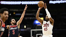 Donovan Mitchell (vpravo) z Clevelandu zakon�uje v utkání proti Washingtonu.