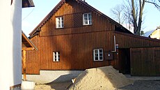 Pohled na chalupu od silnice