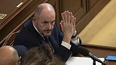 Poslanec Josef Bernard p�i jednání o novele ob�anského zákoníku, která má...