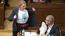 Ministryně obrany Jana Černochová věnovala bývalému premiérovi Andreji Babišovi...
