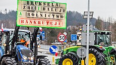 Protest polských zemědělců na příhraniční silnici nedaleko Náchoda. (9. 2. 2024)