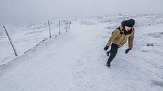 Tepláky a tenisky horalové p�i výstupu na zledovat�lou Sn�ku d�razn�...