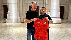 Jaroslav �ilhavý a jeho asistent Ji�í Chytrý v ománské metropoli Maskat po...