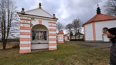 Velká k�í�ová cesta v Hroznatov�. Zastavení 25. - Pacholci strhávají Je�í�ovi...