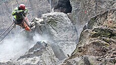 Spole�nost Rocknet po�átkem leto�ního roku provád�la sanaci nebezpe�né skály v karlovarské Slovenské ulici. 