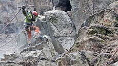Spole�nost Rocknet po�átkem leto�ního roku provád�la sanaci nebezpe�né skály v karlovarské Slovenské ulici. 