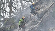 Spole�nost Rocknet po�átkem leto�ního roku provád�la sanaci nebezpe�né skály v karlovarské Slovenské ulici. 