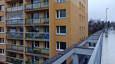 N�kolik panelák� je nalepených t�sn� k obchodnímu centru. Z terasy je výhled i...