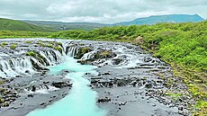 Islandský vodopád Brúarfoss je známý svou modrou barvou. Najdete ho na...