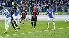 Nathan Tella z Leverkusenu st�ílí gól do sít� Darmstadtu, sleduje to Adam...