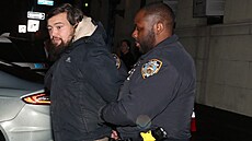 Třiatřicetiletého Davida Crowa zatkla policie před bytem Taylor Swift v New...